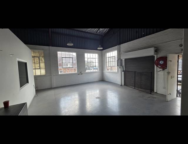 430M² WAREHOUSE TO LET IN VINTONIA